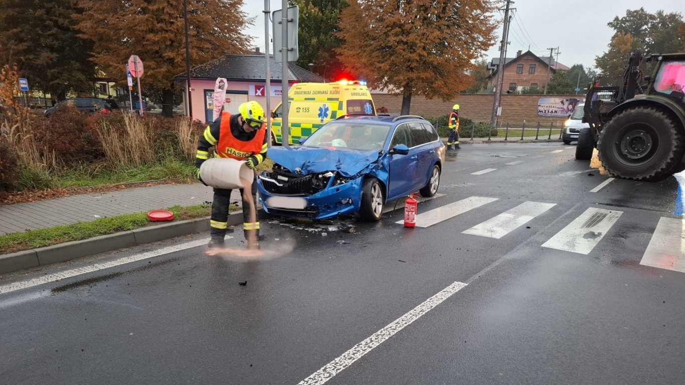 Řidičku museli v Bludově po srážce s traktorem vyprošťovat z auta hasiči, odvezla ji záchranka