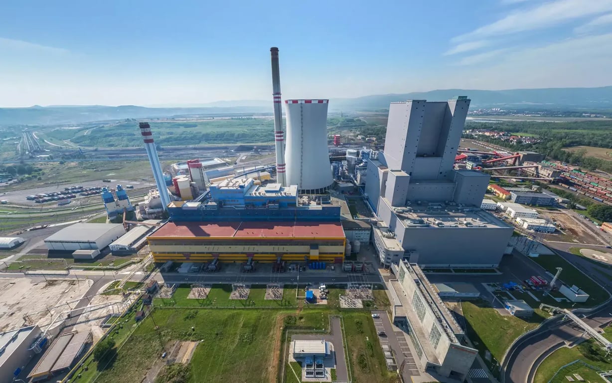Pohled na elektrárnu Ledvice s věžemi a vyhlídkou