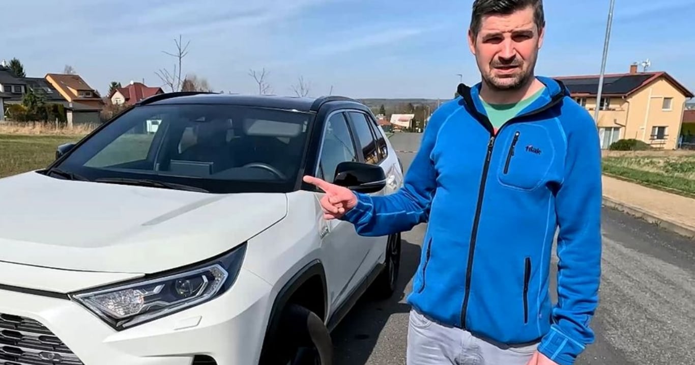 Král je mrtev, ať žije král. Dlouhých 42 let neporažené auto předstihl překvapivý konkurent, tleskám