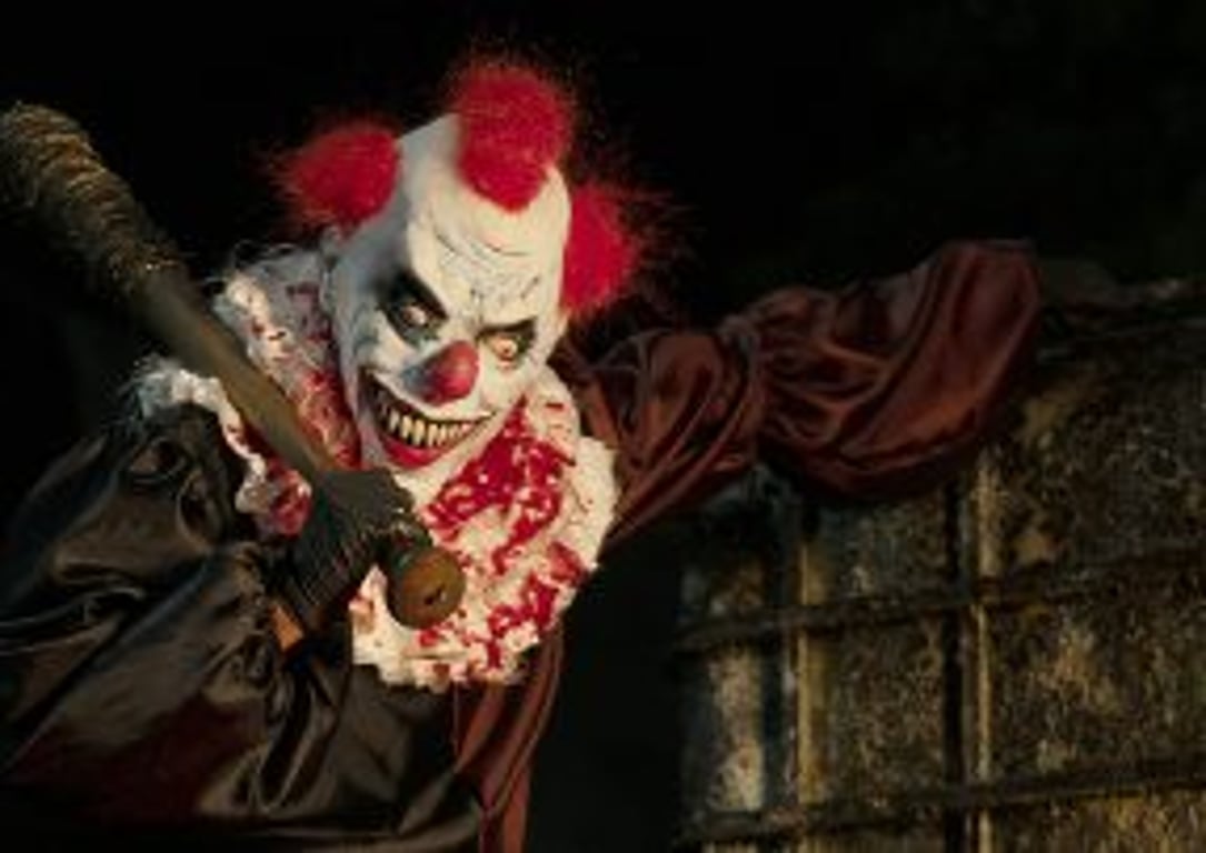 Člověk v kostýmu strašidelného klauna