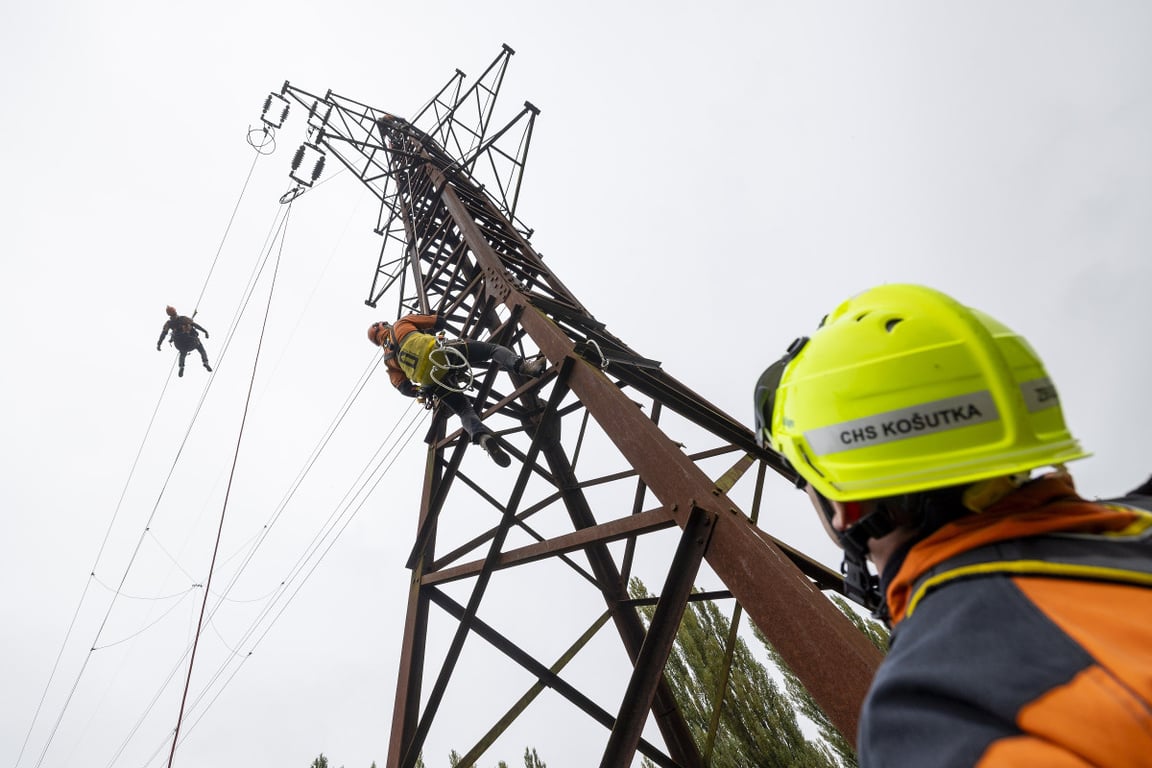 Energetici nacvičovali záchranu pracovníka nebo sebevraha z drátů vysokého napětí