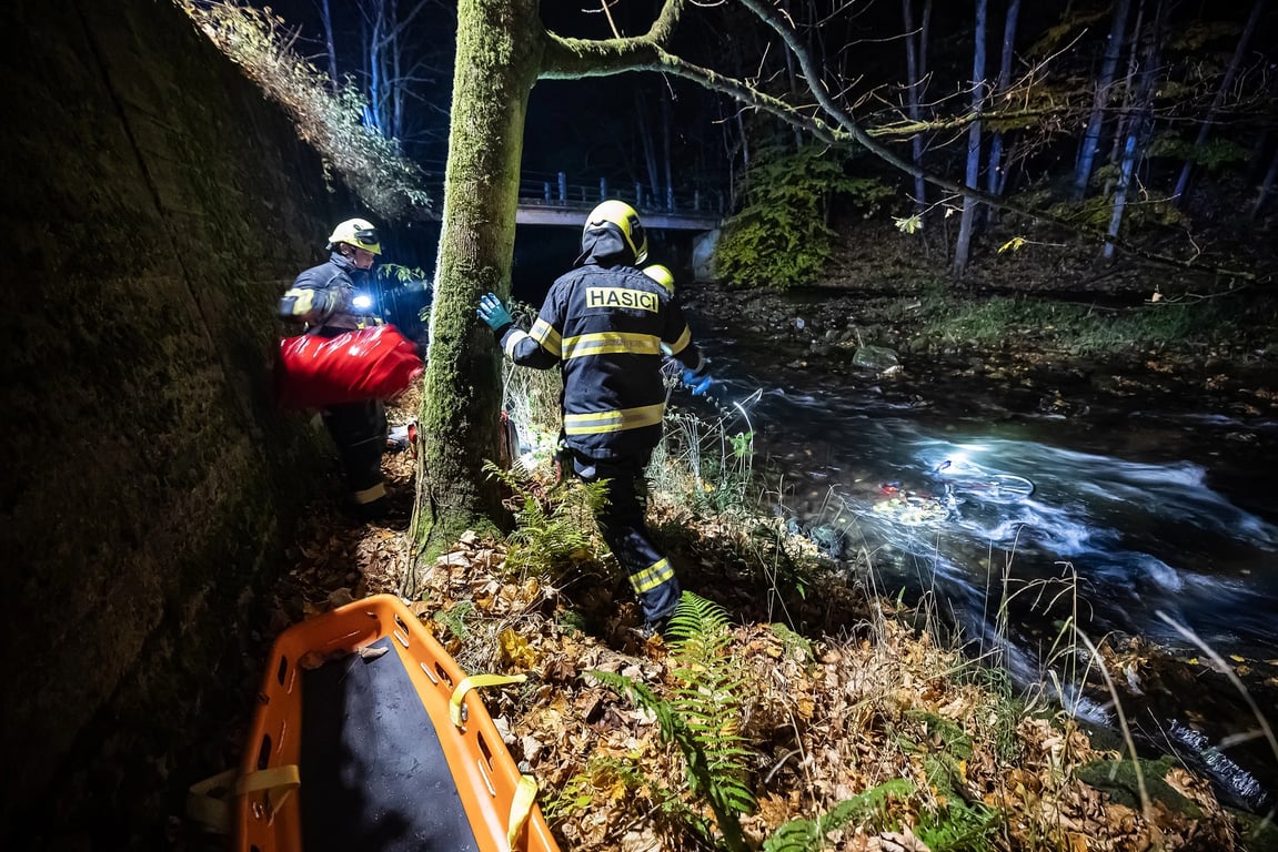 Cyklista sjel z cesty a spadl ze čtyř metrů na beton. Jeho kolo skončilo v řece