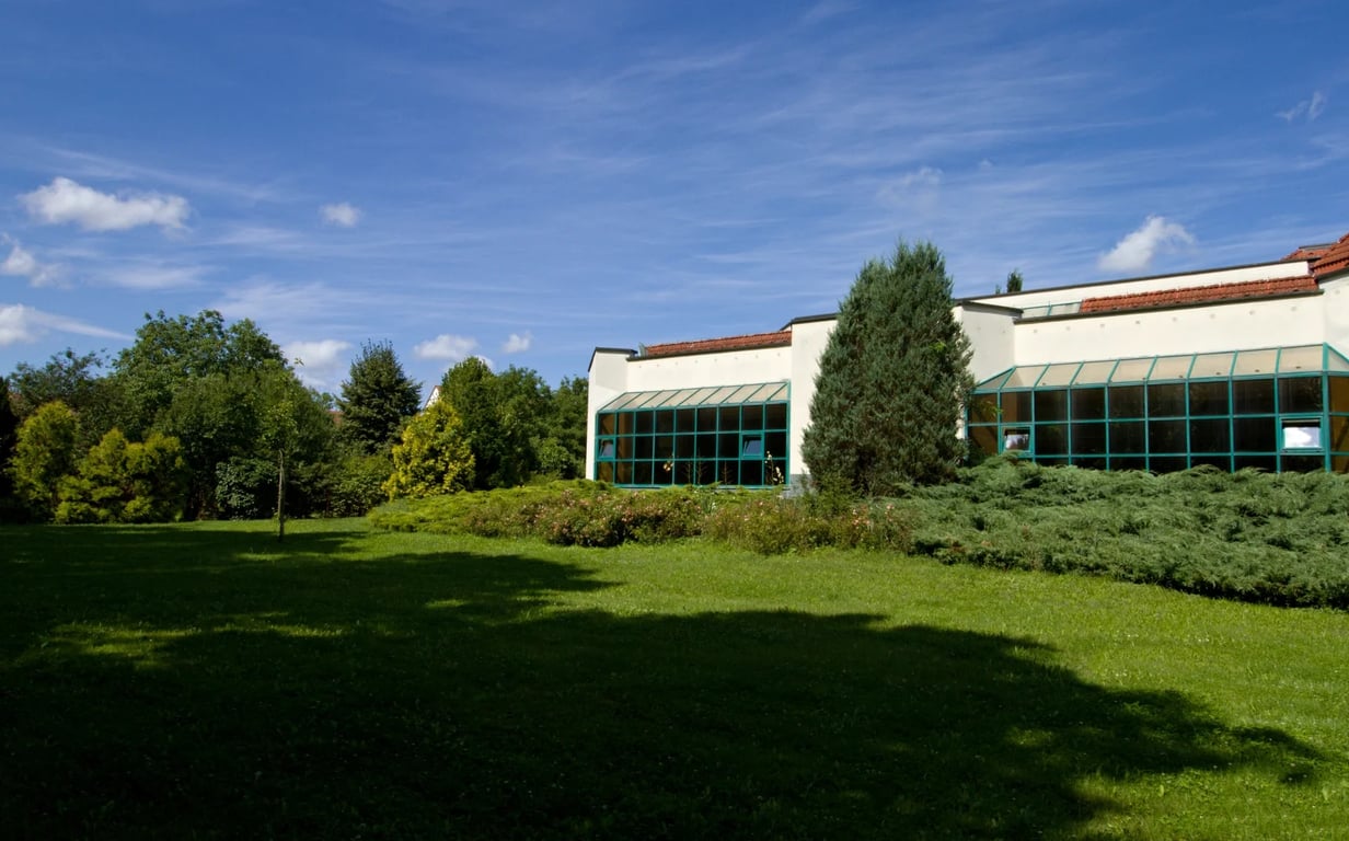 Cizinci sem jezdí z celého světa, ale Češi o nich netuší. Lázně u rybníků léčí tělo i duši.