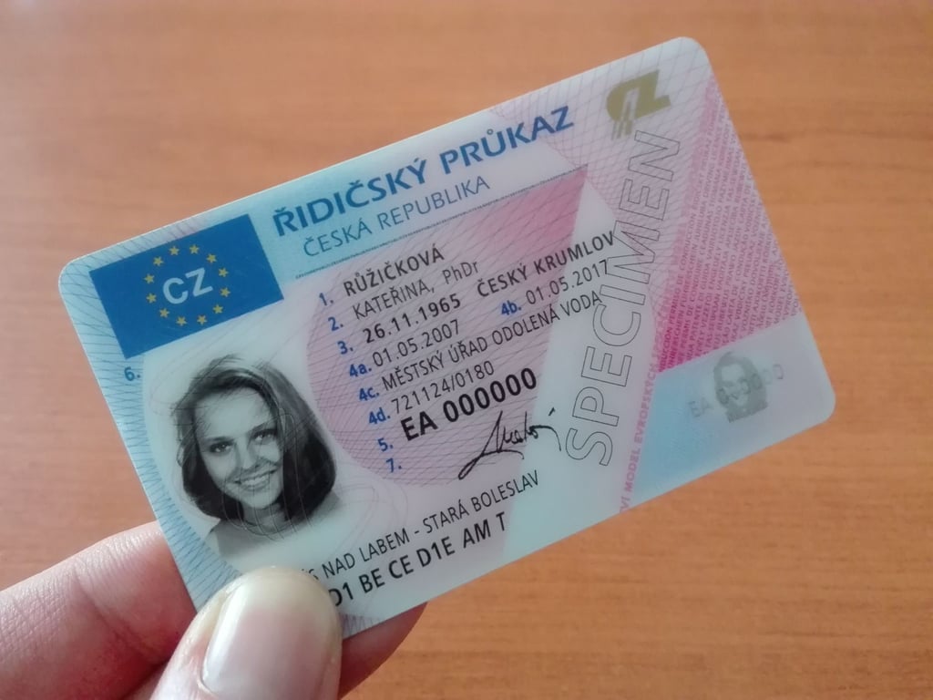 Evropa utahuje volant. Nová pravidla přinesou přeshraniční zákaz řízení