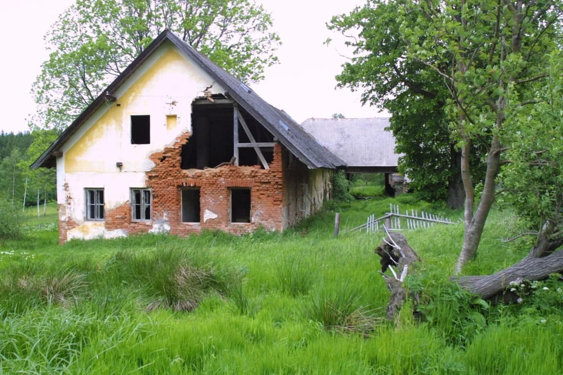 Dům, kde žil vrah Ivan Roubal, budí hrůzu i dnes. Lidé se mu vyhýbají, v noci se tam děje něco děsivého.