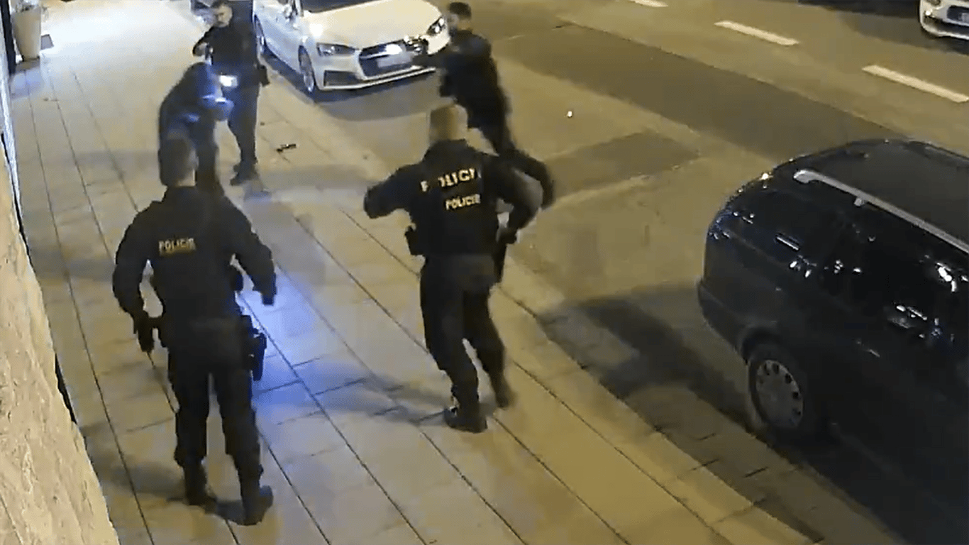 VIDEO: Cizinec s dlouhým nožem útočil na policisty v Olomouci