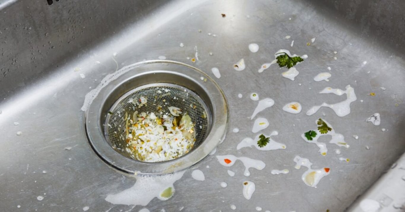 Ucpaný dřez posypte touto přísadou, která funguje 10x lépe než jedlá soda. Odtok se okamžitě vyčistí