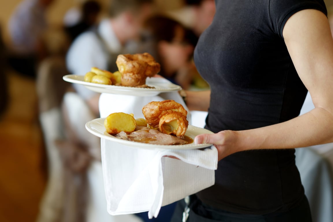 Do restaurace vešel tiše a sám. Když odešel, zanechal na stole vzkaz, který servírce vehnal slzy do očí