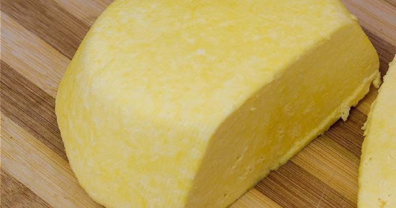 Z těchto 4 levných surovin dělám každý týden geniální domácí sýr – kupovaný už by u nás nikdo nejedl