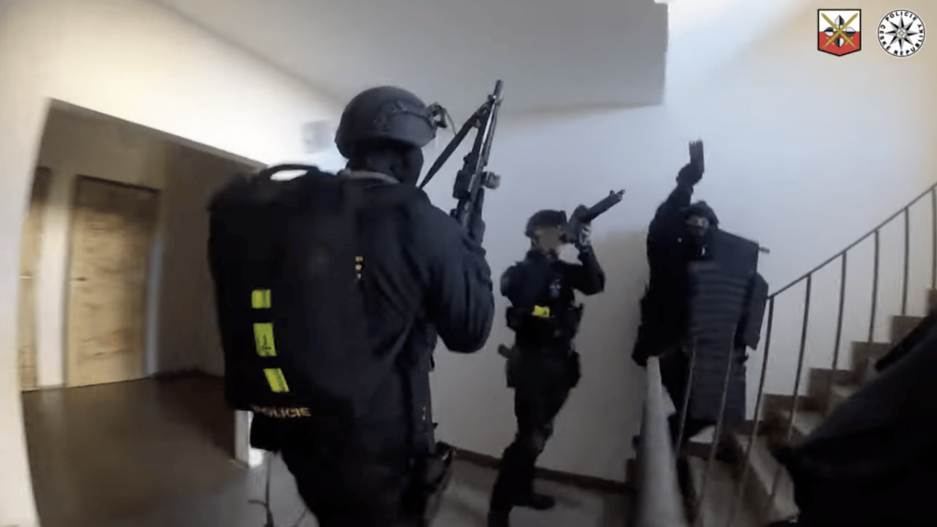 Muž se samopalem vyhrožoval, že se zastřelí. Podezřelého zadržela policie