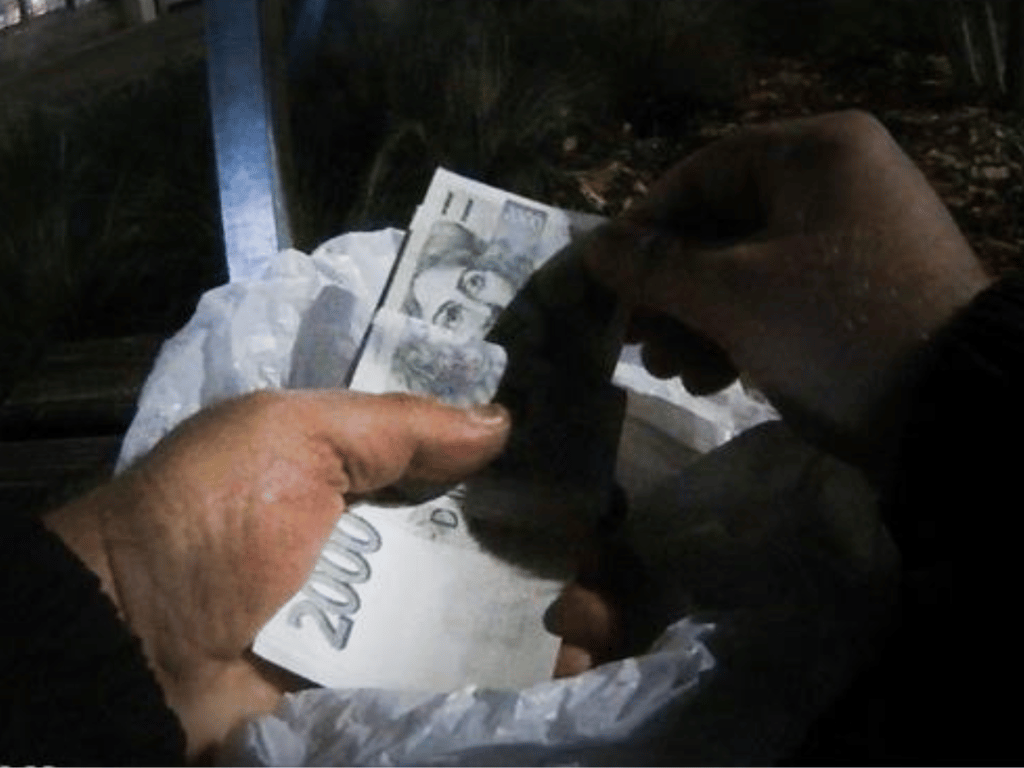 Opilý muž se v hradecké restauraci chlubil desítkami tisíc. Skončil na záchytce