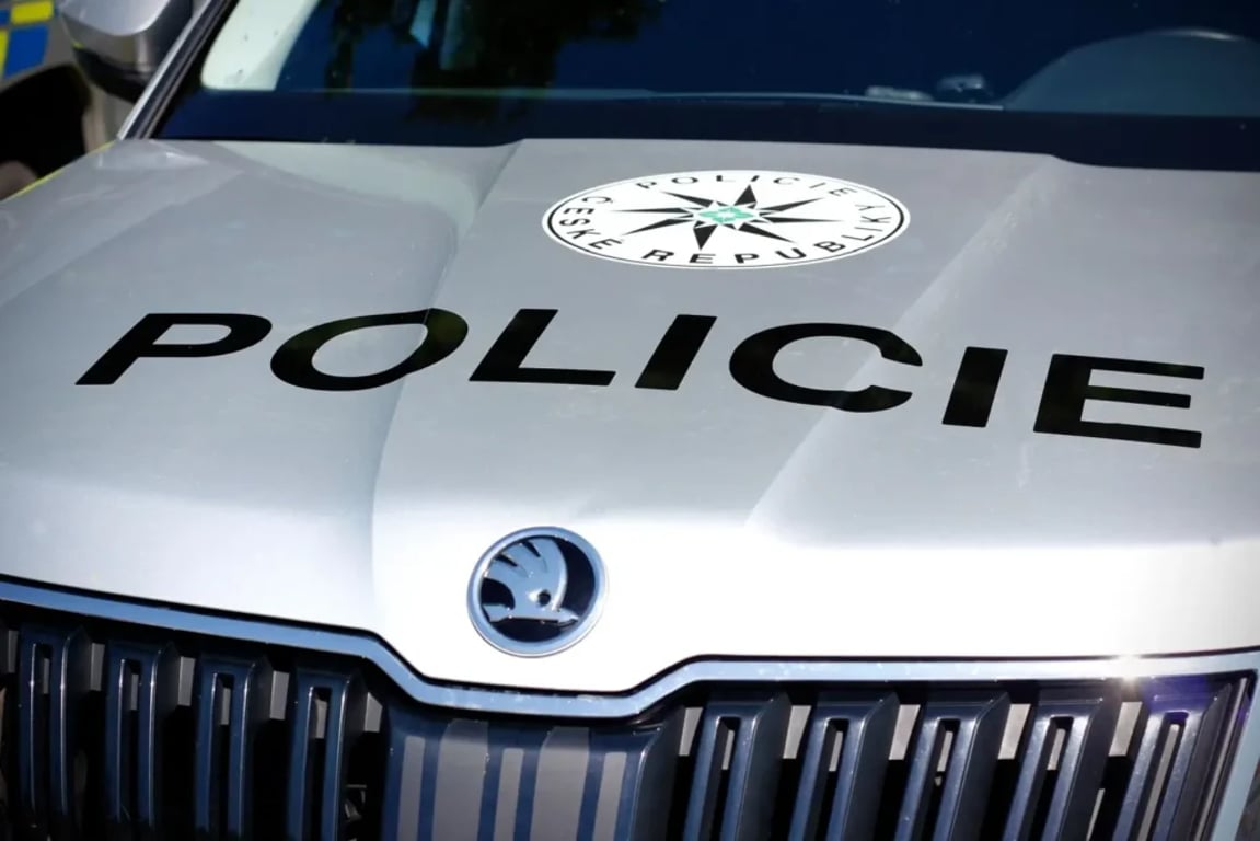 Detail kapoty policejního elektromobilu značky Škoda s oficiálním znakem Policie ČR