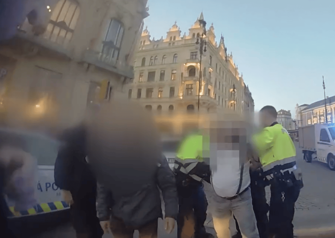 VIDEO: J*bat tvoju mať. Rusky mluvící muž urážel strážníka, skončil v poutech