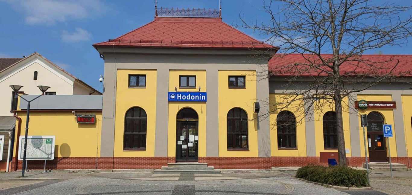 Vlak na hodonínském nádraží srazil člověka, provoz byl zastavený
