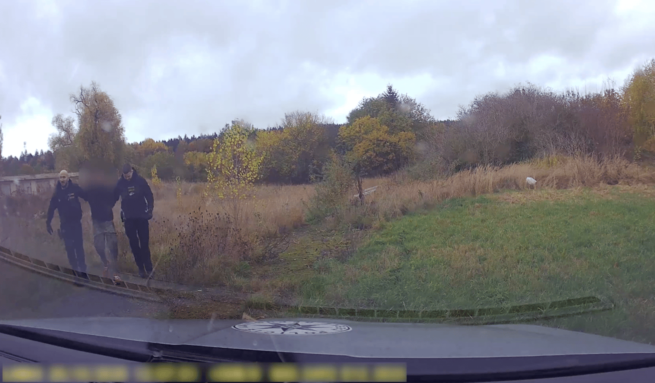 Policisté v Chebu zadrželi řidiče s platným zákazem řízení, který se pokusil uprchnout