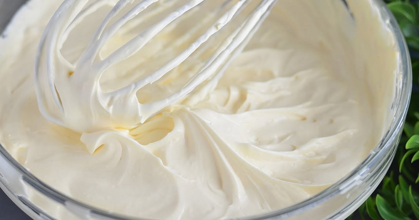 Každá správná hospodyňka by měla znám recept na tento poctivý pudinkový krém se šlehačkou – skvělý do rolády, věnečků i dortů