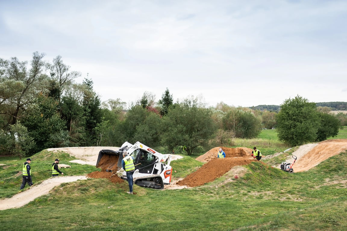 Zaměstnanci Doosan Bobcat pomáhají během komunitních dnů dobrovolnictvím v Dobříši i po celém světě