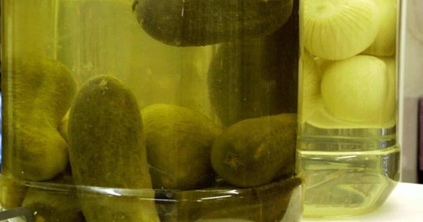 Všichni ho vylévají, já ho piju. Lák z okurek dokáže s tělem něco, co byste nečekali