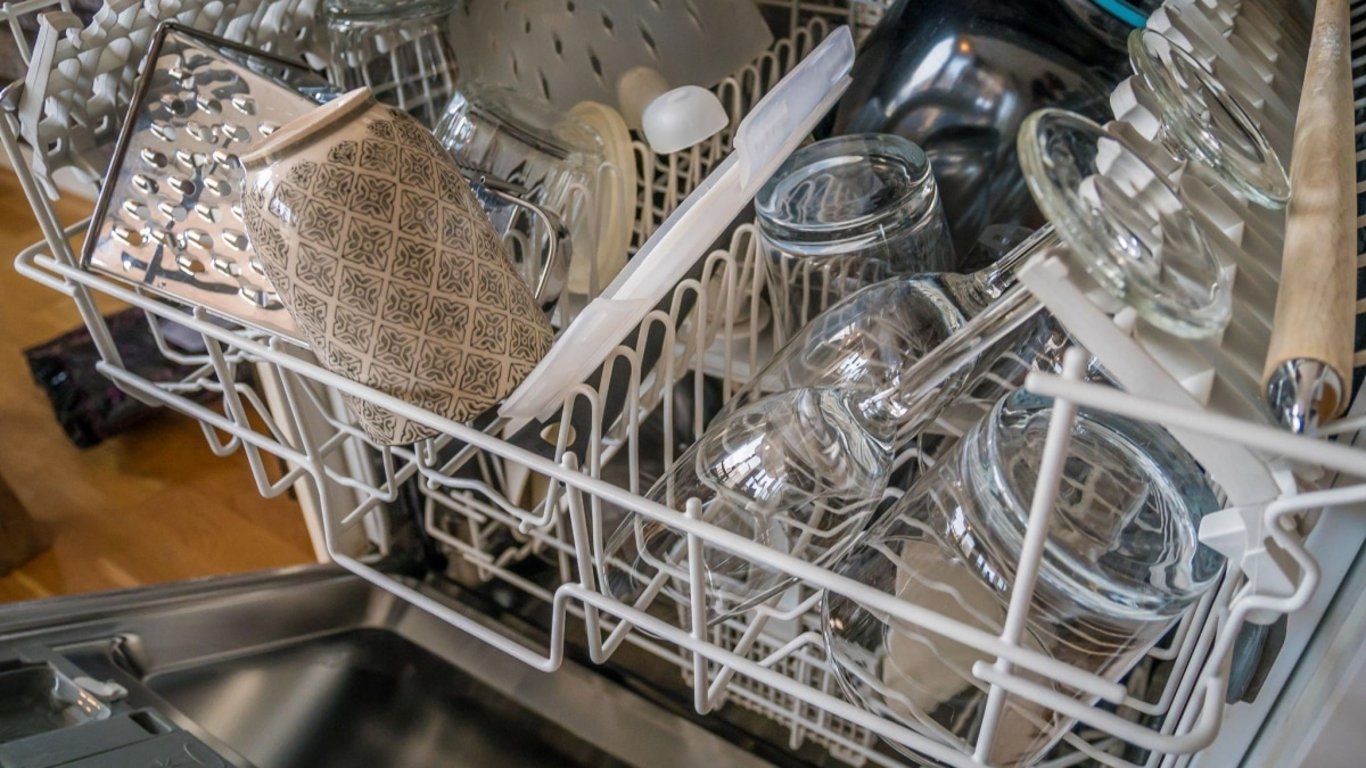 Pokud vám po mytí zůstává v myčce voda, neděláte jednu zásadní věc. Stačí stisknout jediné tlačítko a bude po problému