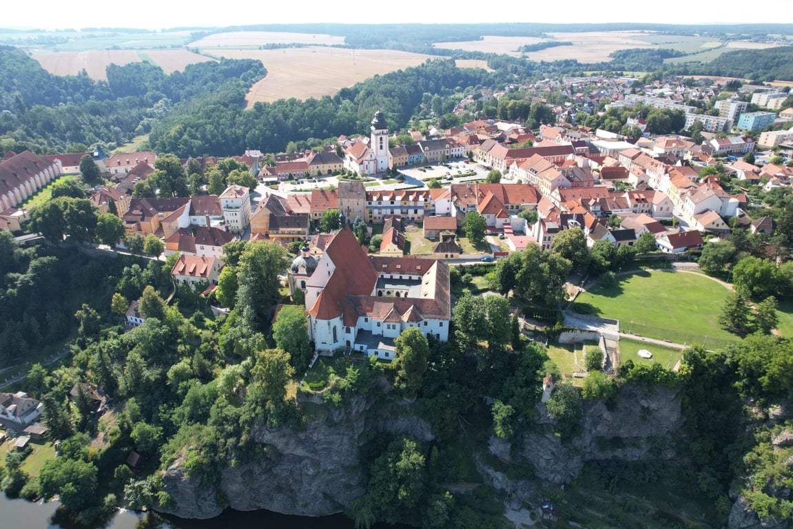 Tyto české lázně objevili turisté náhodou. Neplatíte skoro nic a pohled na ně vám vezme dech