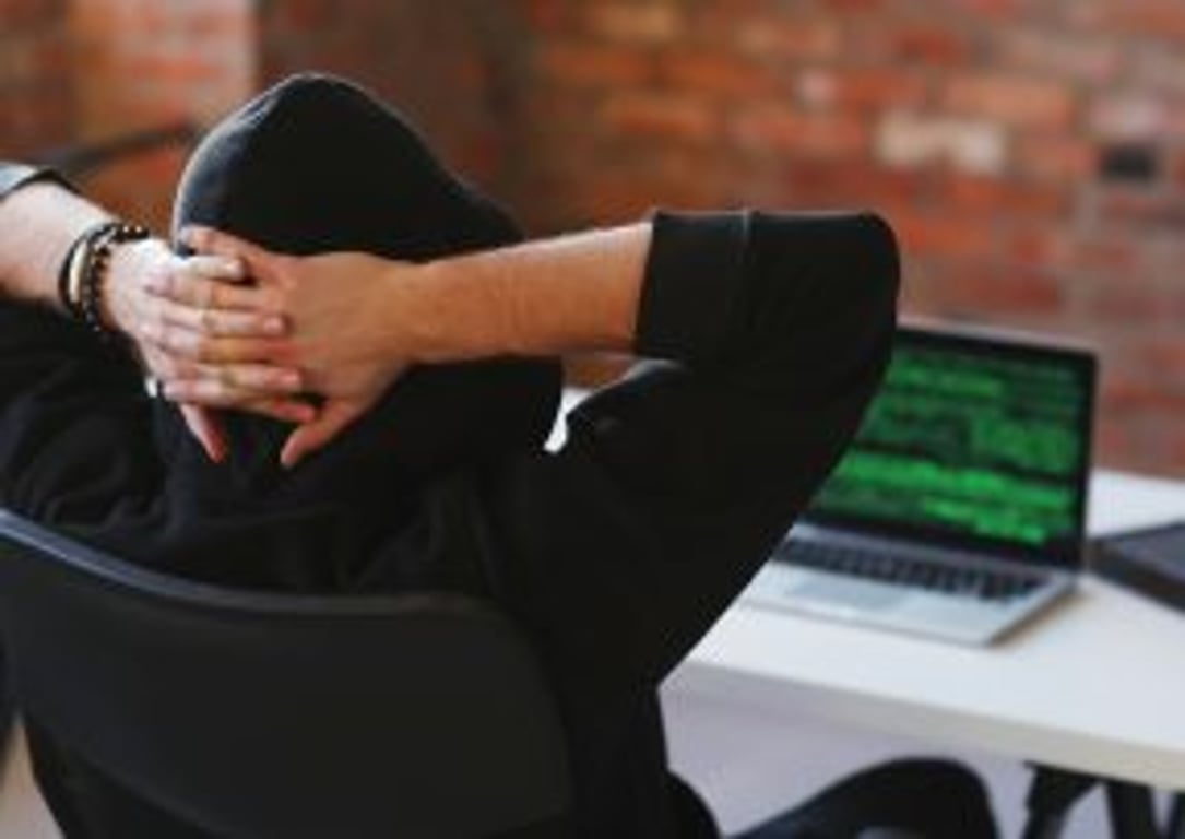 Hacker sleduje počítače