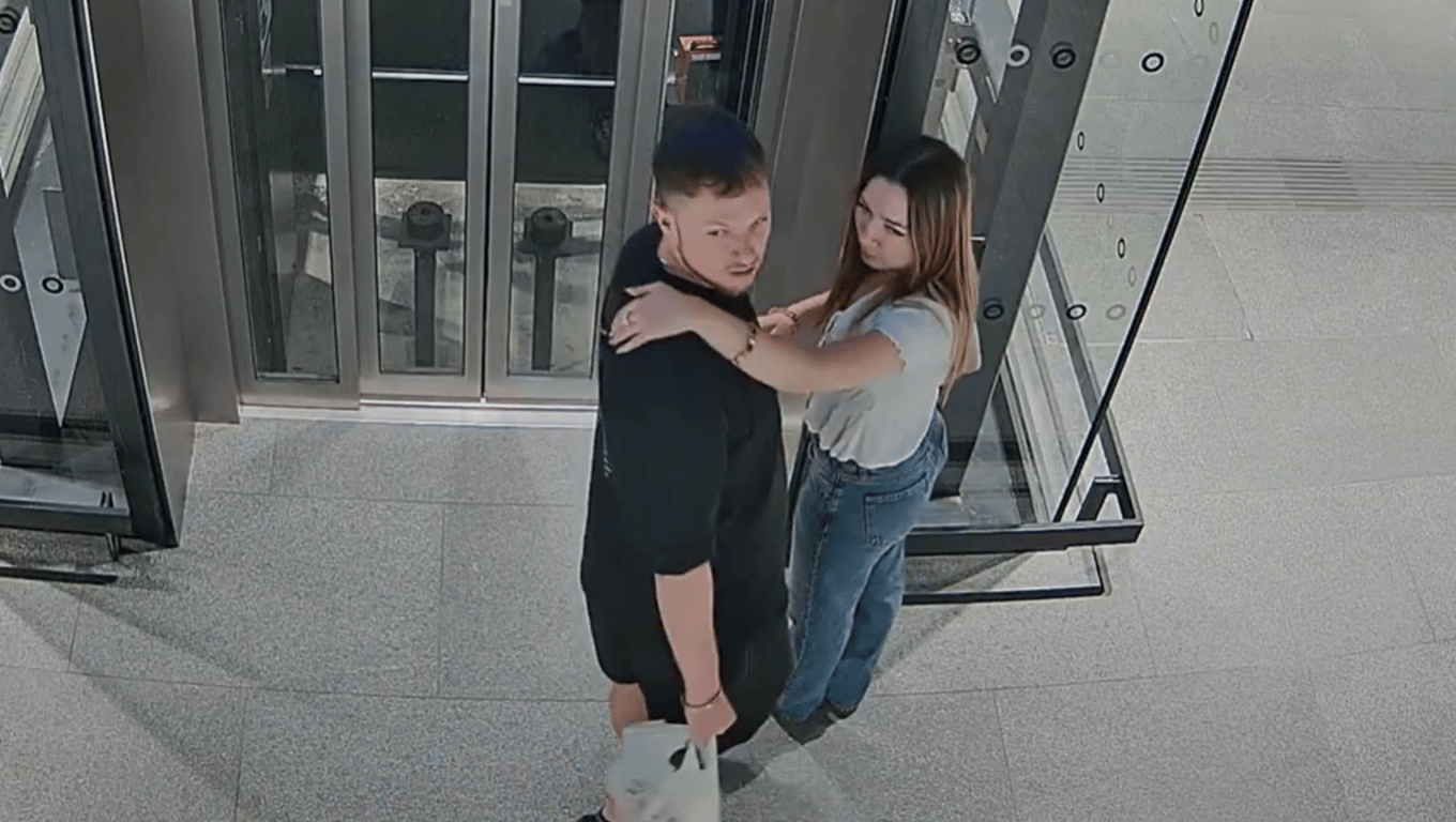 Foto ze záznamu kamery.