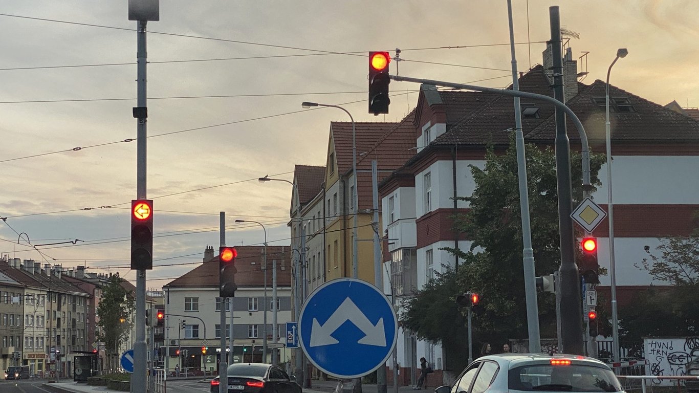 Nové „chytré“ semafory v ČR řidiče vytáčí. Jsou efektivnější než radar i policie, donutí vás změnit styl jízdy