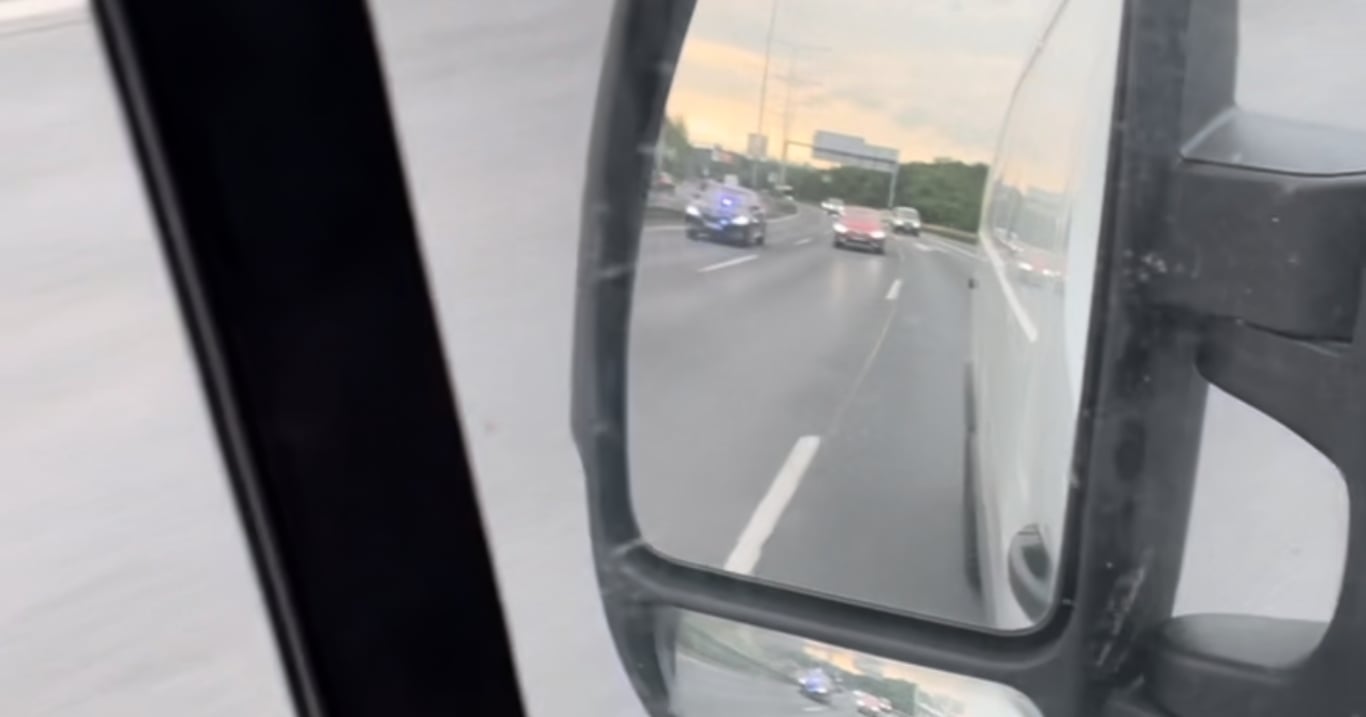 Použil jsem blinkry a dostal pokutu 5 000 Kč. Policii nezajímalo, že jsem chtěl být slušný řidič. Ten za mnou taky