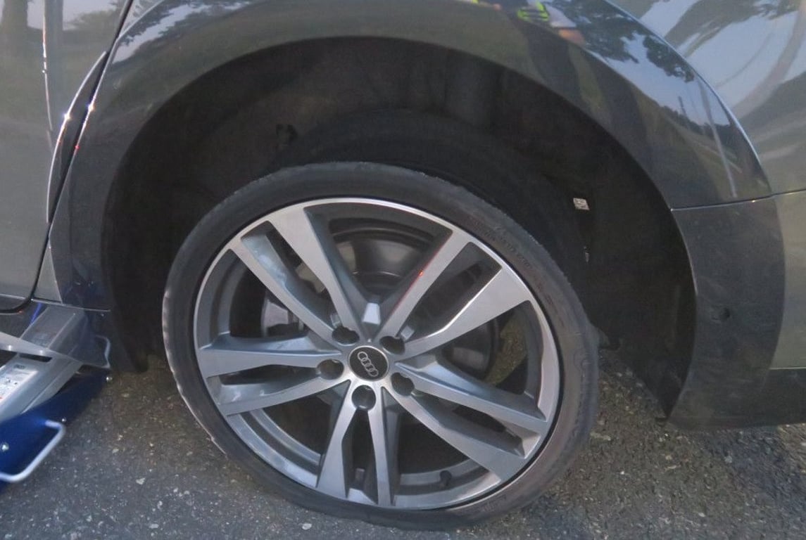 Audi praskla za jízdy po dálnici D11 pneumatika, běhoun zasáhl protijedoucí auto