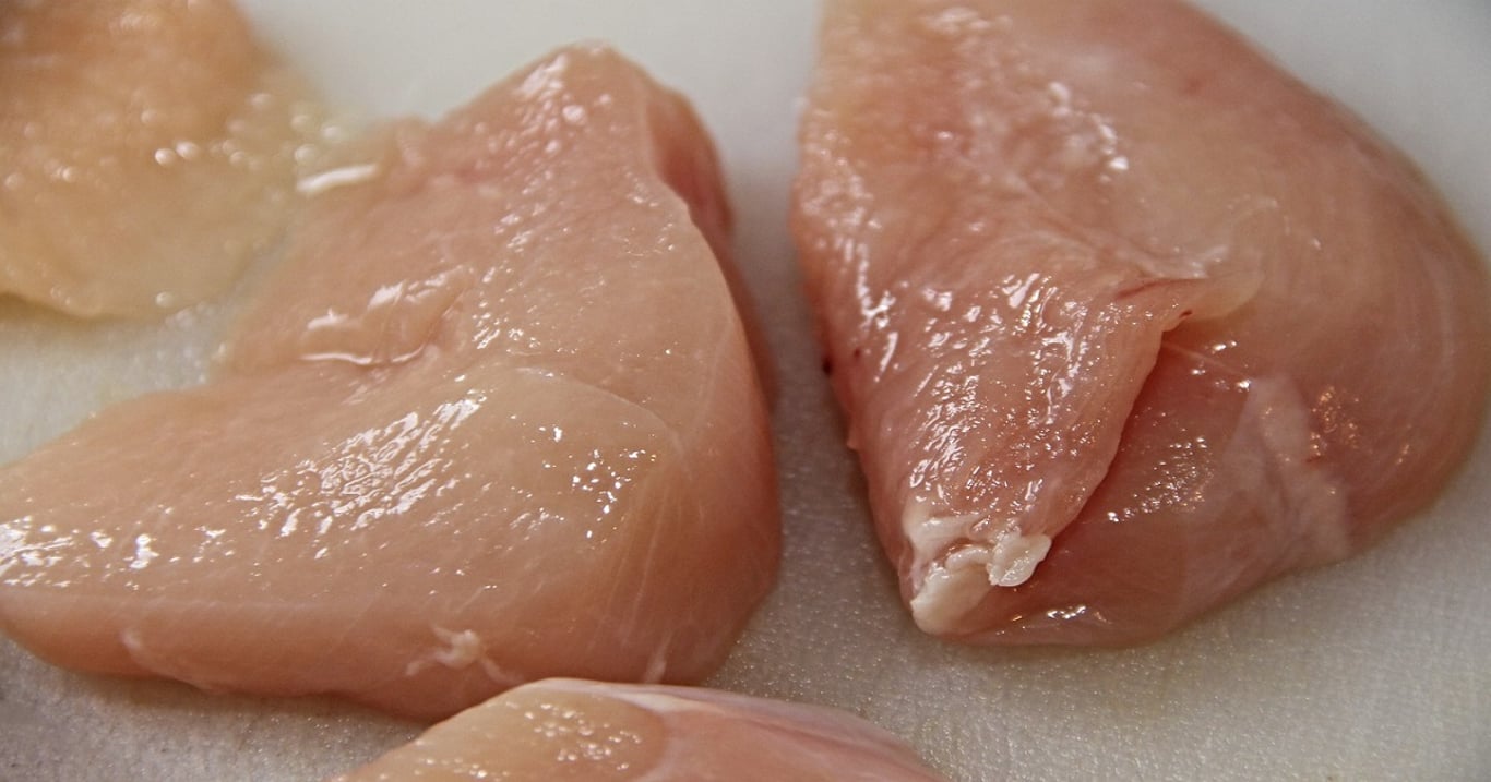 Inspekce našla v oblíbené restauraci zkažené kuřecí a červivá játra. Vyhněte se jí obloukem