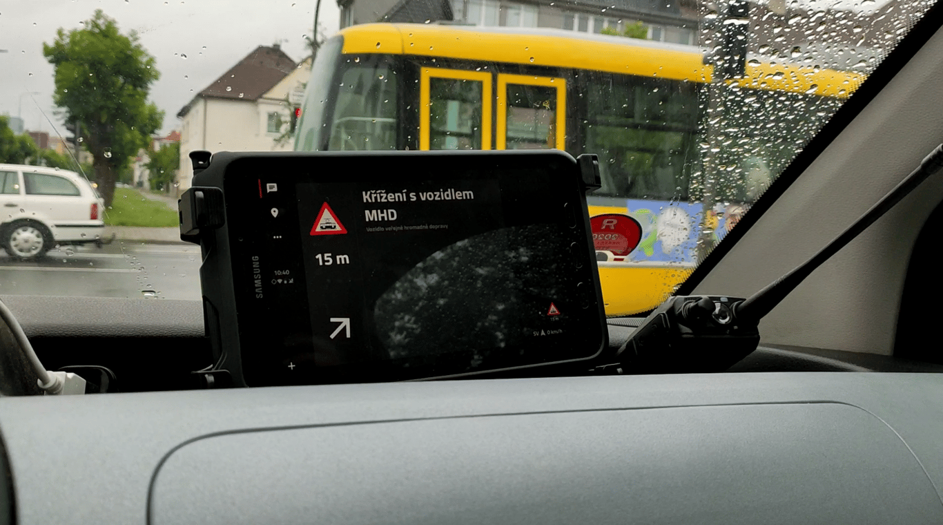 Budoucnost dorazila: České silnice se mění na chytré. Komunikují přímo s auty. Umí tato veškerá upozornění, zasáhnou i do řízení