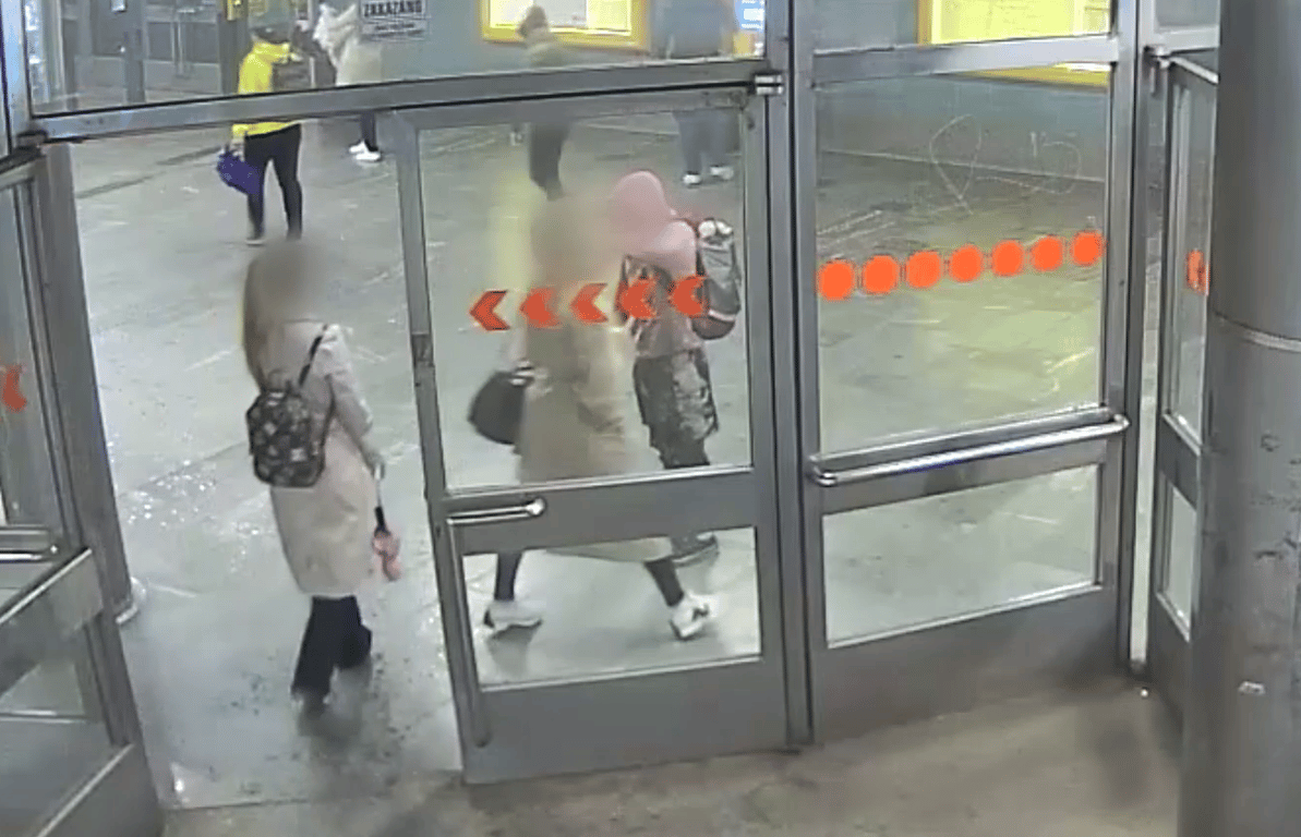 VIDEO: Útočník dal ženě v metru bezdůvodně pěstí. Své jednání nedokázal vysvětlit