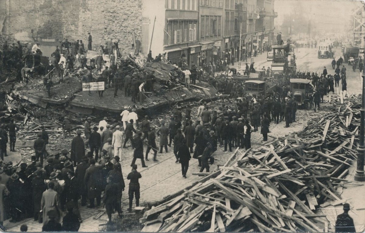 Z novostavby Na Poříčí se stal masový hrob. Lidé si tragédii připomínají dodnes