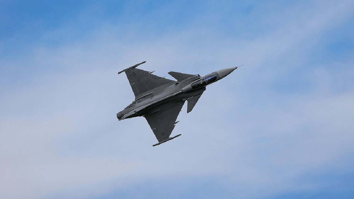 Gripeny na silnicích a tři jednání: Ukrajina kreslí nové nebe