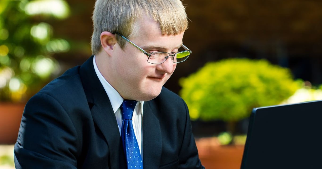 Mladík s Downovým syndromem si získal srdce tisíců lidí. Všichni se mu smáli, dnes je díky svému umu hvězdou
