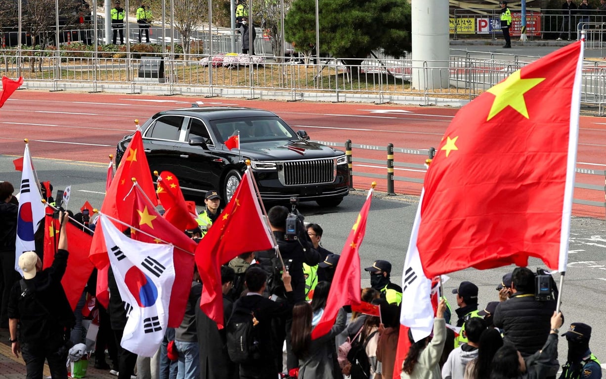 Trump versus Si: obchod, jaderné šachy a precizně režírovaná čínská vlajkosláva