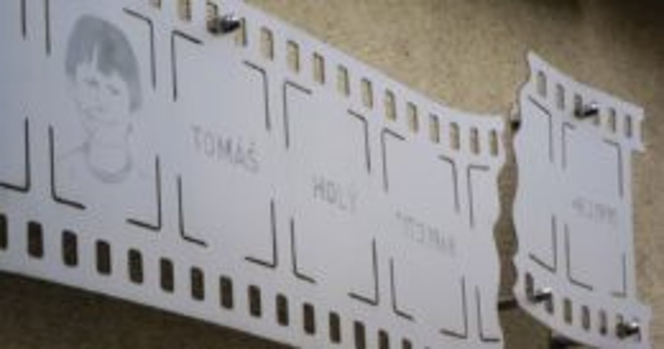 Fotografie pamětní desky Tomáše Holého