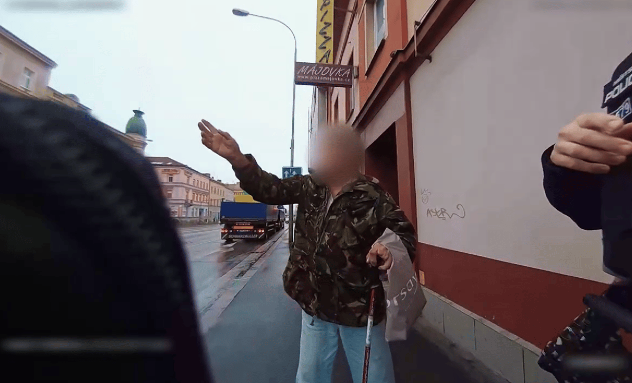 VIDEO: Zmatený muž ztratil auto i s manželkou a se psem