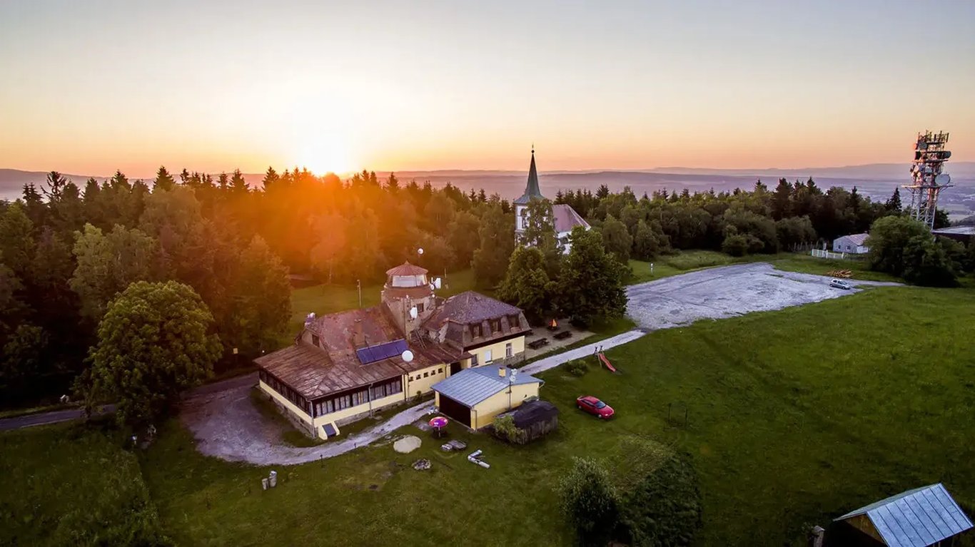 Toto je nejkrásnější rozhledna v Evropě. Je to rarita. Z otočné skleněné kopule vidíte na půlku republiky