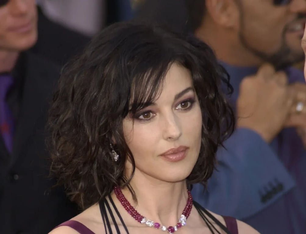 Monica Bellucci na červeném koberci v roce 2003 s krátkým vlnitým účesem a elegantním šperkem