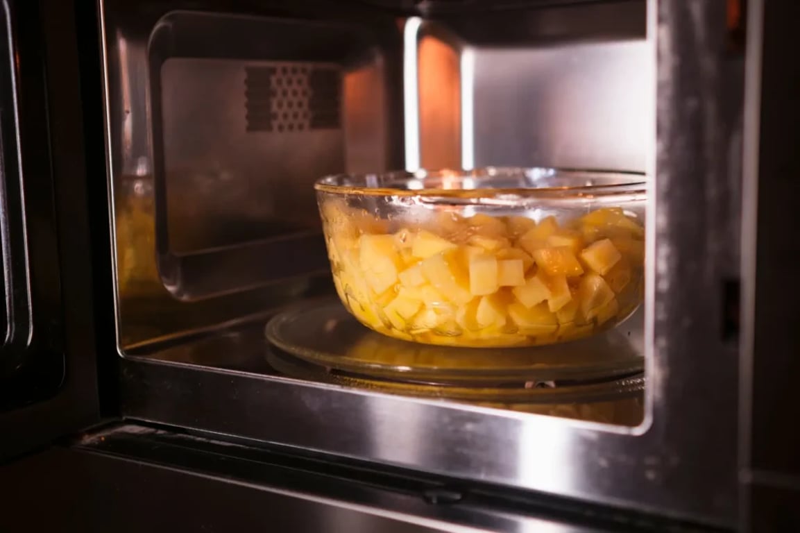 Brambory vařím bez vody v mikrovlnce. Hotové jsou za 4 minuty a chutnají bezkonkurenčně