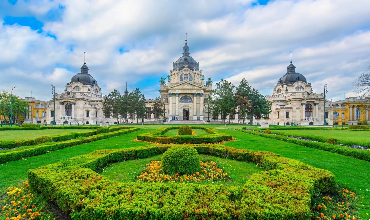 Do města míří turisté kvůli památkám, ale netuší, že pod nohama mají největší lázně světa