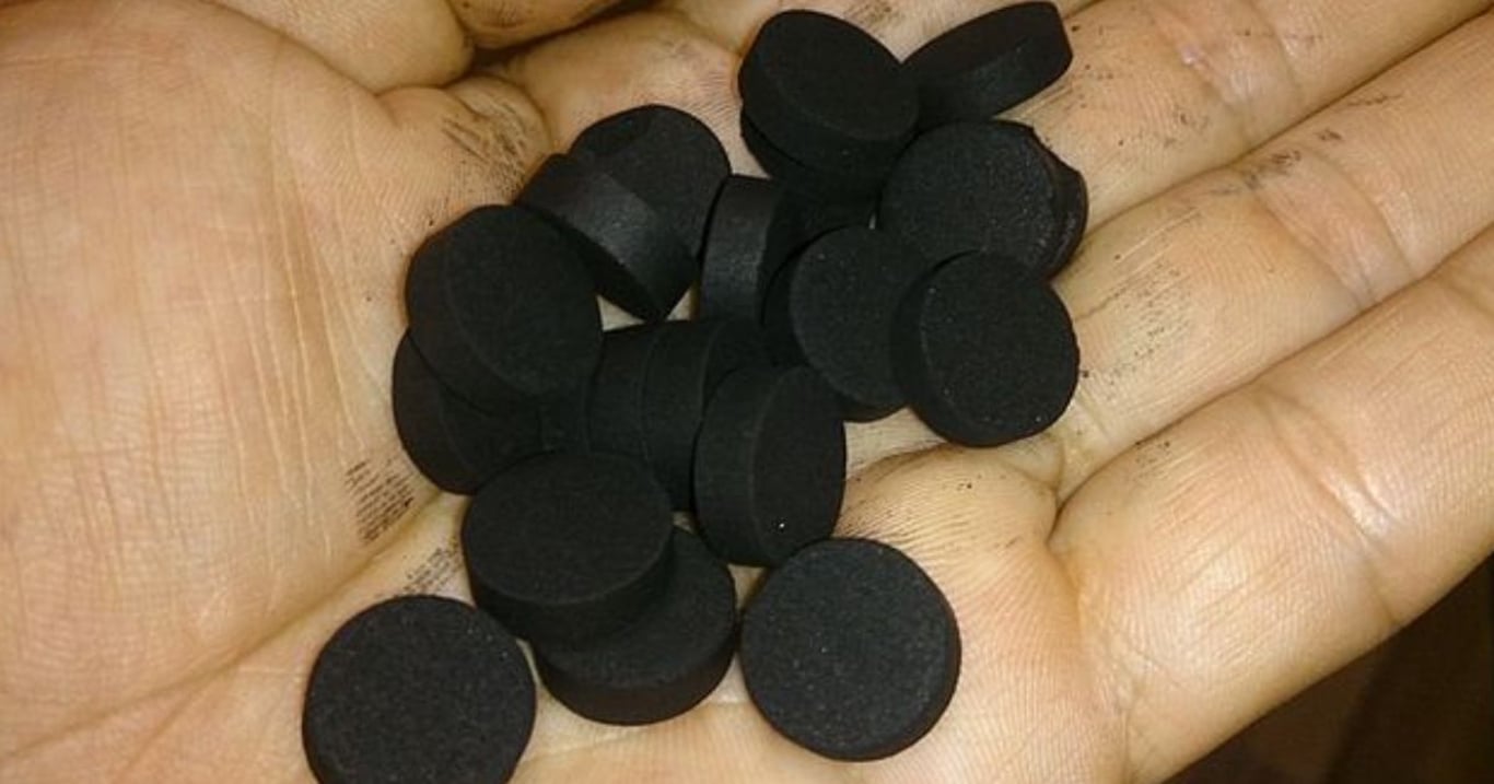 Aktivní uhlí v kávě zní zvláštně, ale účinky mluví samy. Tahle kombinace pomáhá s problémem, který trápí většinu Čechů