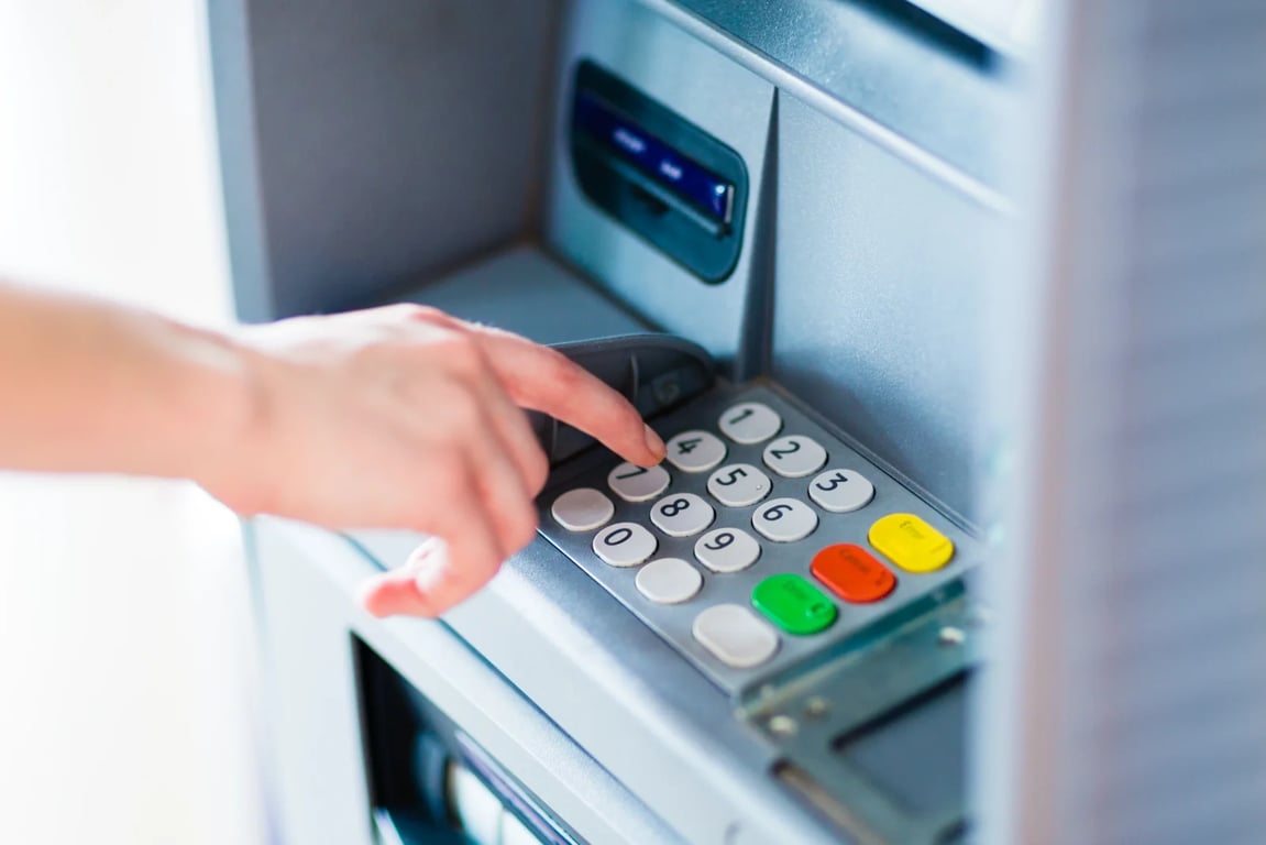 Nevěřili byste, jak jednoduše zloději sledují váš PIN u bankomatu. Stačí jeden pohled a peníze jsou pryč