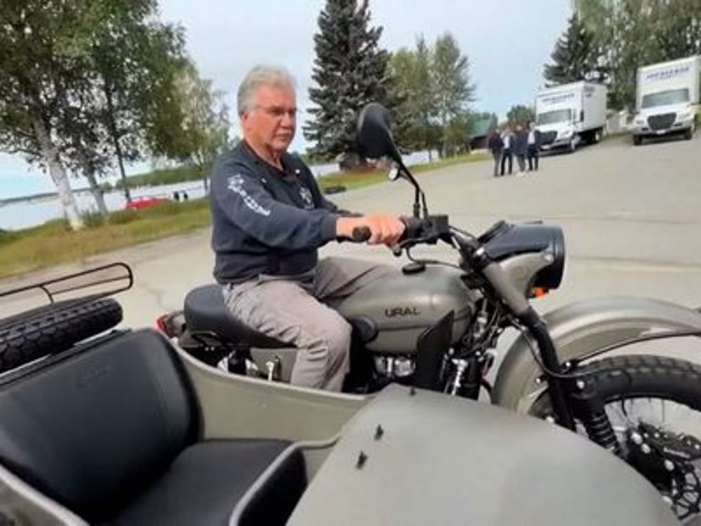 Putin daroval muži z Aljašky motorku. Stejnou značkou kdysi jel na okupovaný Krym