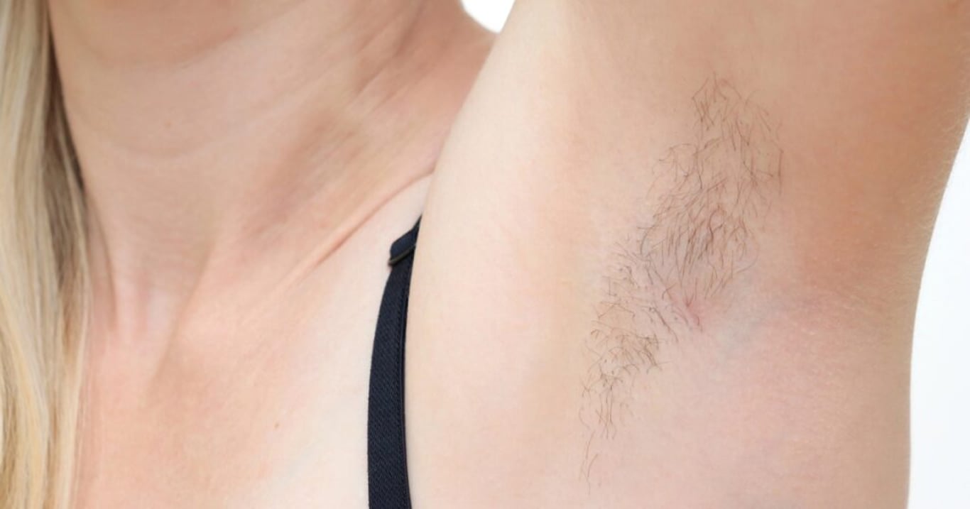 Při holení podpaží je třeba postupovat bezpečně. I tato činnost má svá pravidla