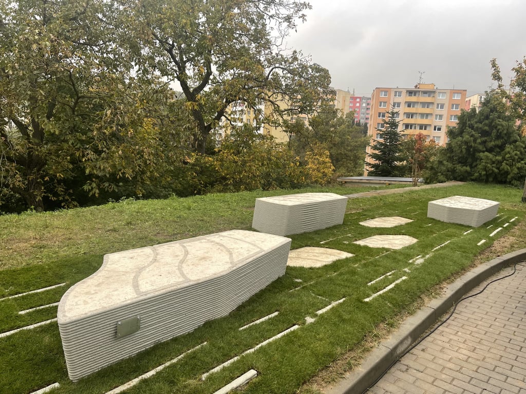 V Brně odhalili lavičku skladatele Aloise Piňose. Vznikla z 3D tisku