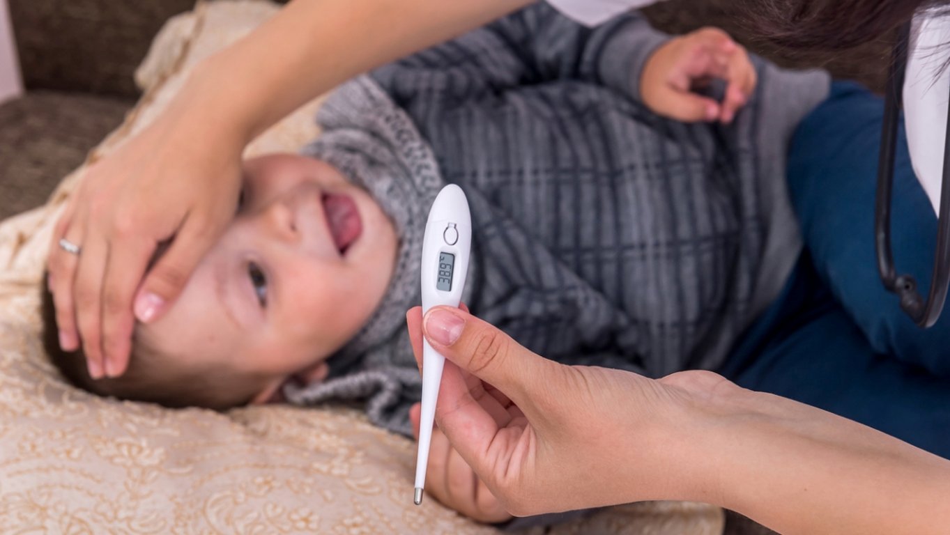 Snižování horečky u dětí bývá podceňované. Právě špatné načasování může mít následky, které si většina rodičů neuvědomuje