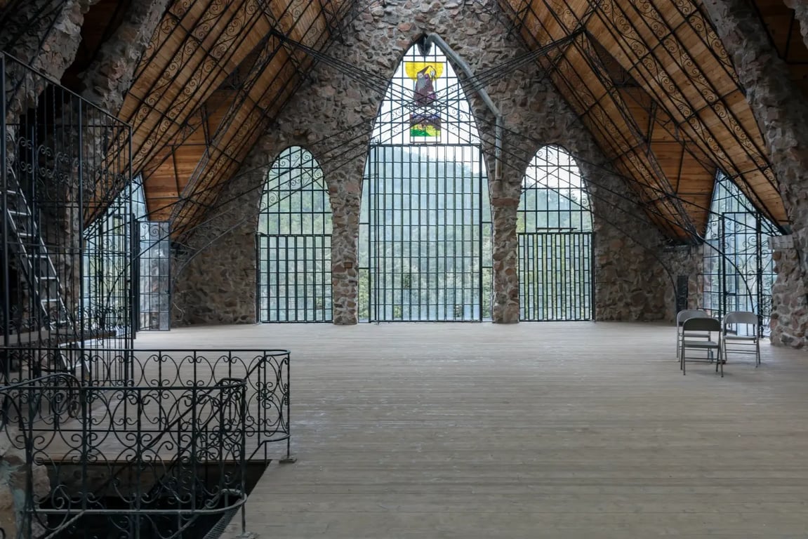 Podivín každý den 50 let lepil kámen ke kameni. Stvořil monument v hodnotě 235 milionů Kč