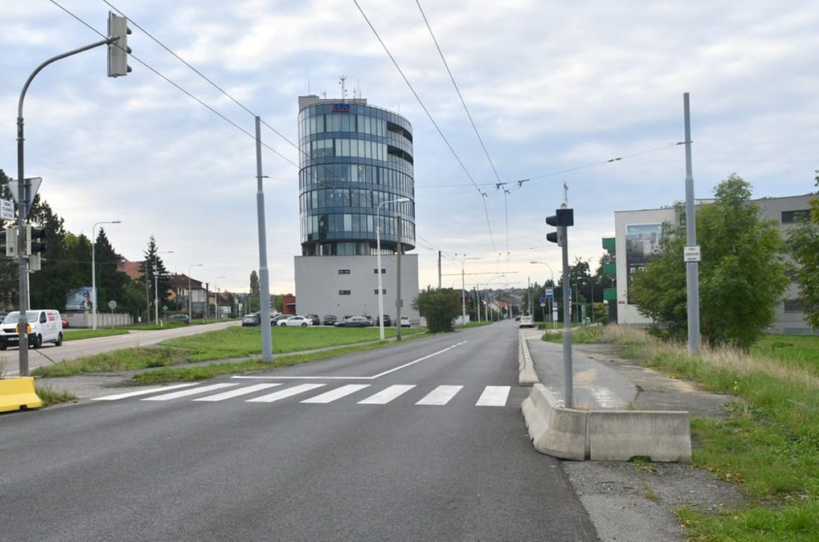 Provoz už se vrátil na opravený úsek Štefánikovy ulice v plzeňských Černicích